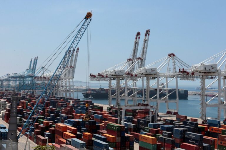 Tras cerrarle el espacio aéreo y el gasoducto, Argelia bloquea las mercancías provenientes de los puertos marroquíes causando una pérdida notable de ingresos a Rabat