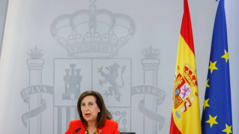 Ministra de defensa de España dice que la sociedad «no es consciente» de la «amenaza total y absoluta» de una guerra