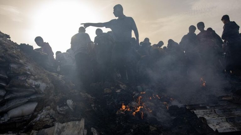 Masacre en un campo de refugiados en Gaza: al menos 50 muertos en un ataque israelí en Rafah