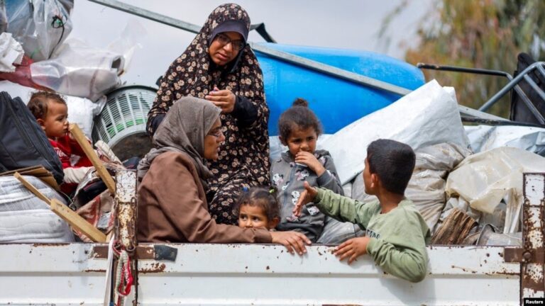 Colonos israelíes atacan a los camiones de la ayuda humanitaria para la asediada Gaza