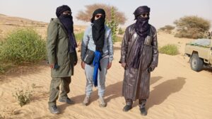 El ex rehén español secuestrado en Argelia, en foto con rebeldes del Azawad. Foto cedida. ECSaharaui.