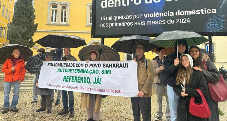 Activistas saharauis se manifiestan frente al Parlamento de Portugal contra la política de Macron en el Sáhara Occidental