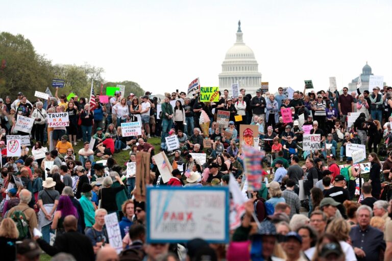 Protestas en todo EE.UU contra el rumbo del gobierno de Trump: «¡Manos fuera!»