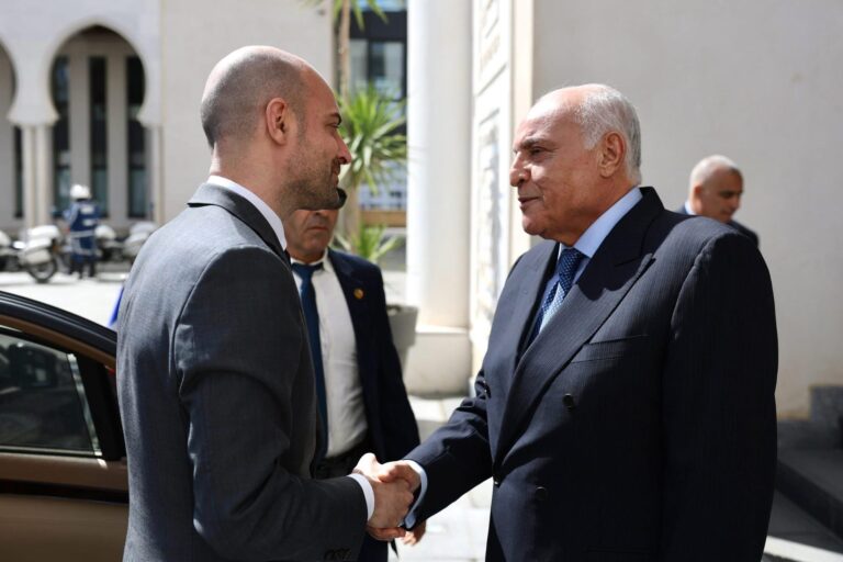 Ministro de Exteriores francés llega a Argelia para normalizar las relaciones diplomáticas