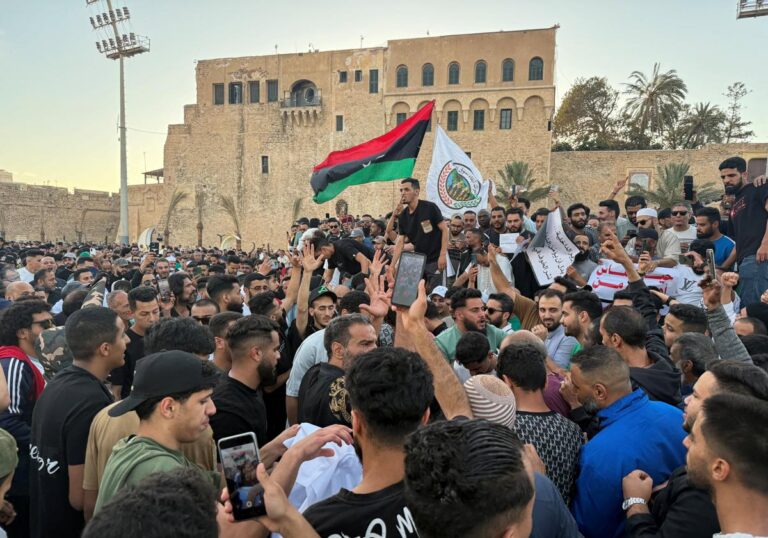 Estallido de masivas protestas en Libia. Dimiten varios ministros del Gobierno libio