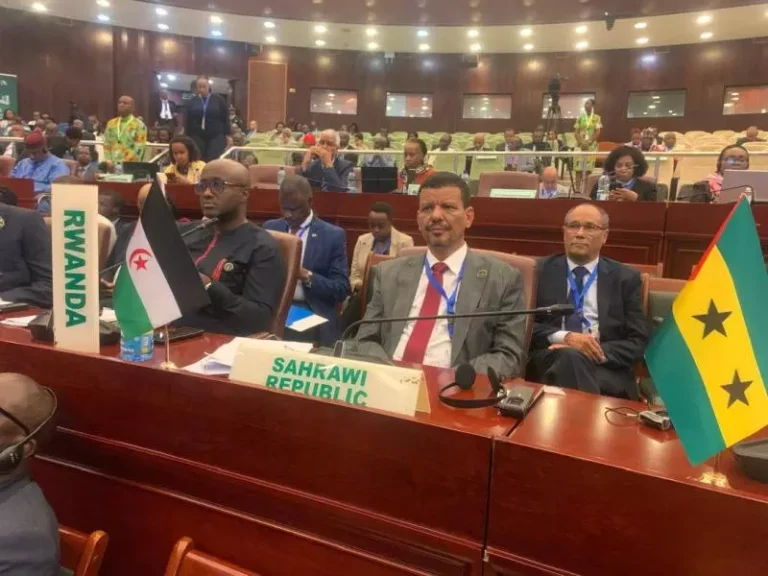 La delegación de Marruecos roba la bandera Saharaui en plena reunión de la Unión Africana en Malabo