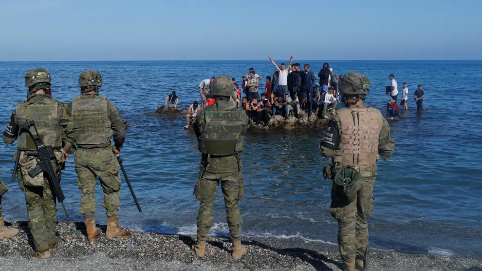 thousands-of-migrants-cross-the-spanish-moroccan-border-6