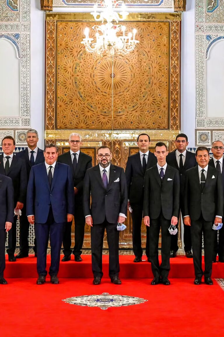 «Le Monde» sostiene que Mohamed VI gobierna mediante «el arte de los secretos de palacio», apoyándose en el Majzén y en un reducido círculo de fieles