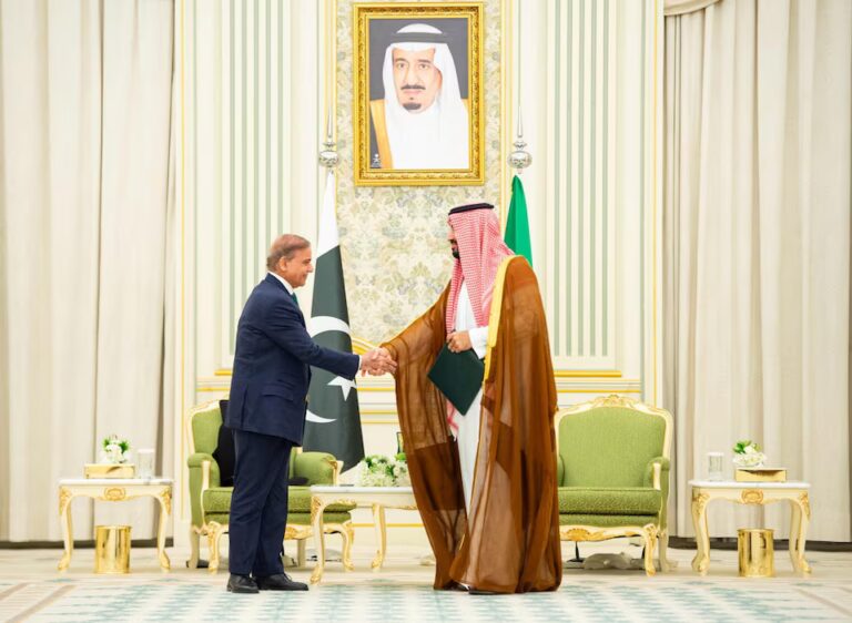 Arabia Saudita firma un pacto de defensa mutua con Pakistán, país con armas nucleares