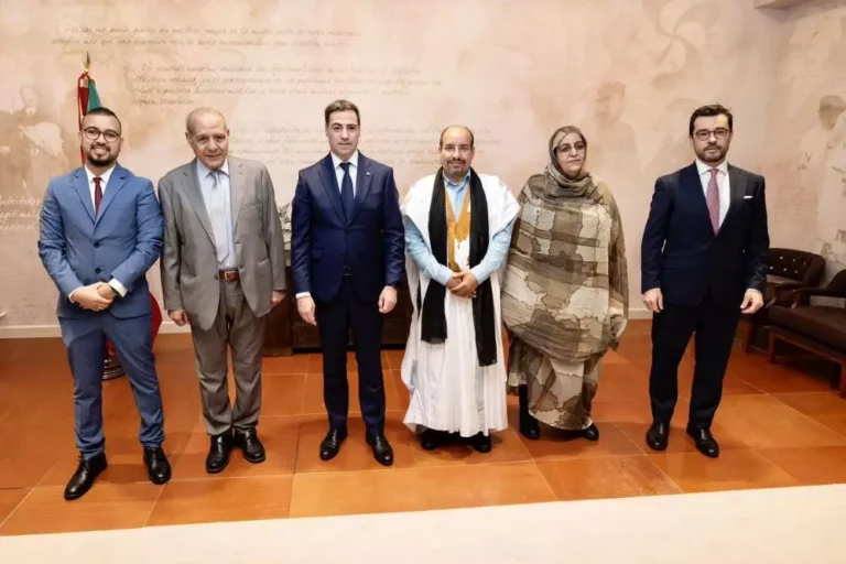 El lehendakari recibe al nuevo delegado saharaui en Euskadi y despide a su predecesor