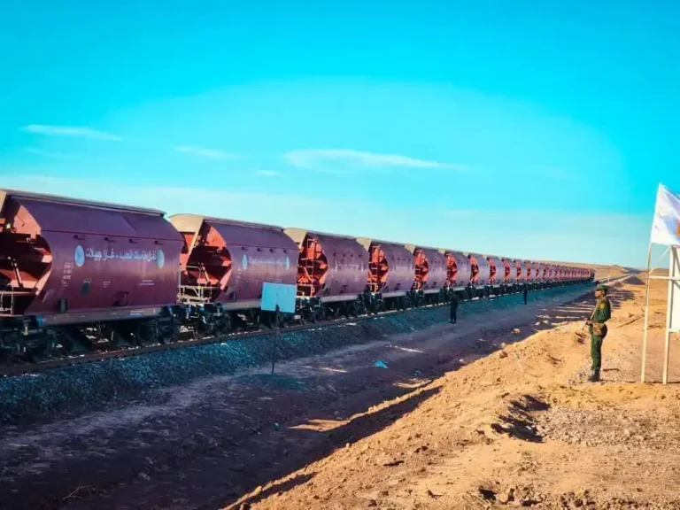 Argelia hace historia: entra en funcionamiento el espectacular tren del desierto que conectará la mina de Ghara Djebilet con el norte del país