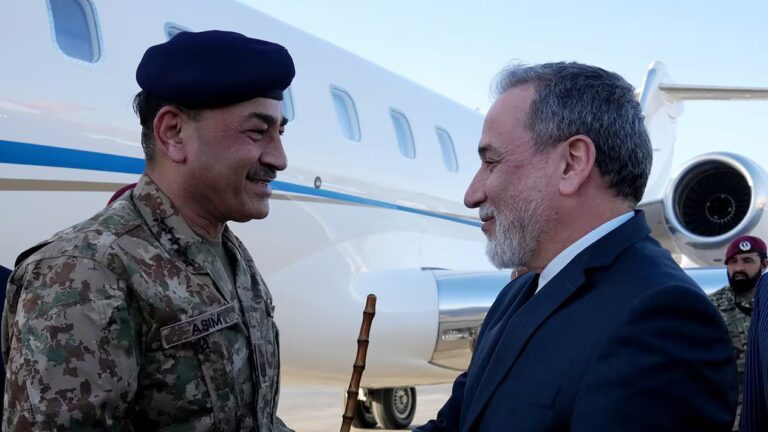 El ministro de Exteriores de Irán viajará hoy a Pakistán para retomar el diálogo con EE.UU