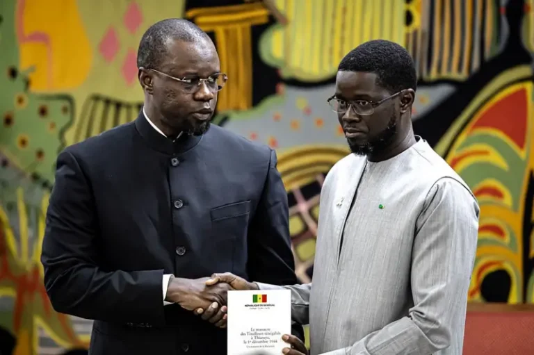 El presidente de Senegal destituye al primer ministro en medio de tensiones políticas y crisis de deuda