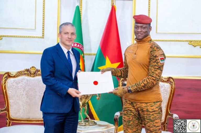 Burkina Faso rompe sus relaciones diplomáticas con Francia por «injerencia», mientras recibe al embajador de Israel
